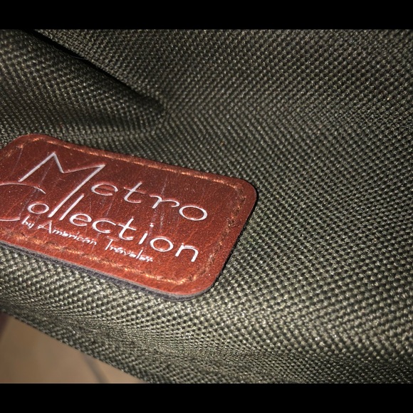 Bloomingdale’s METRO COLLECTION! Carry on Luggage Travel Bag w Leather Handles! - Picture 2 of 7